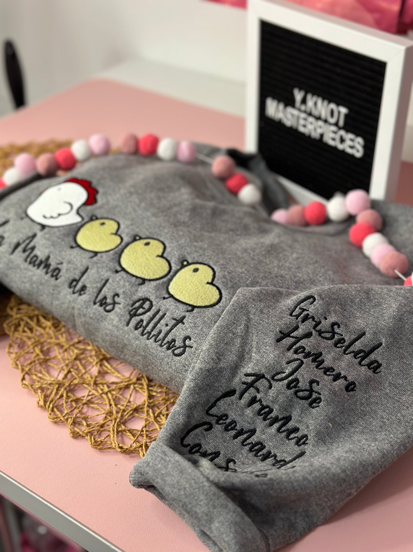 LA MAMA DE LOS POLLITOS EMBROIDERED SWEATER