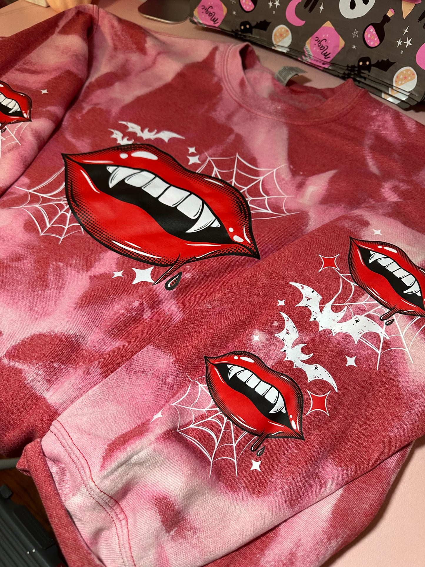 VAMP LIPS BLEACHED SWEATER