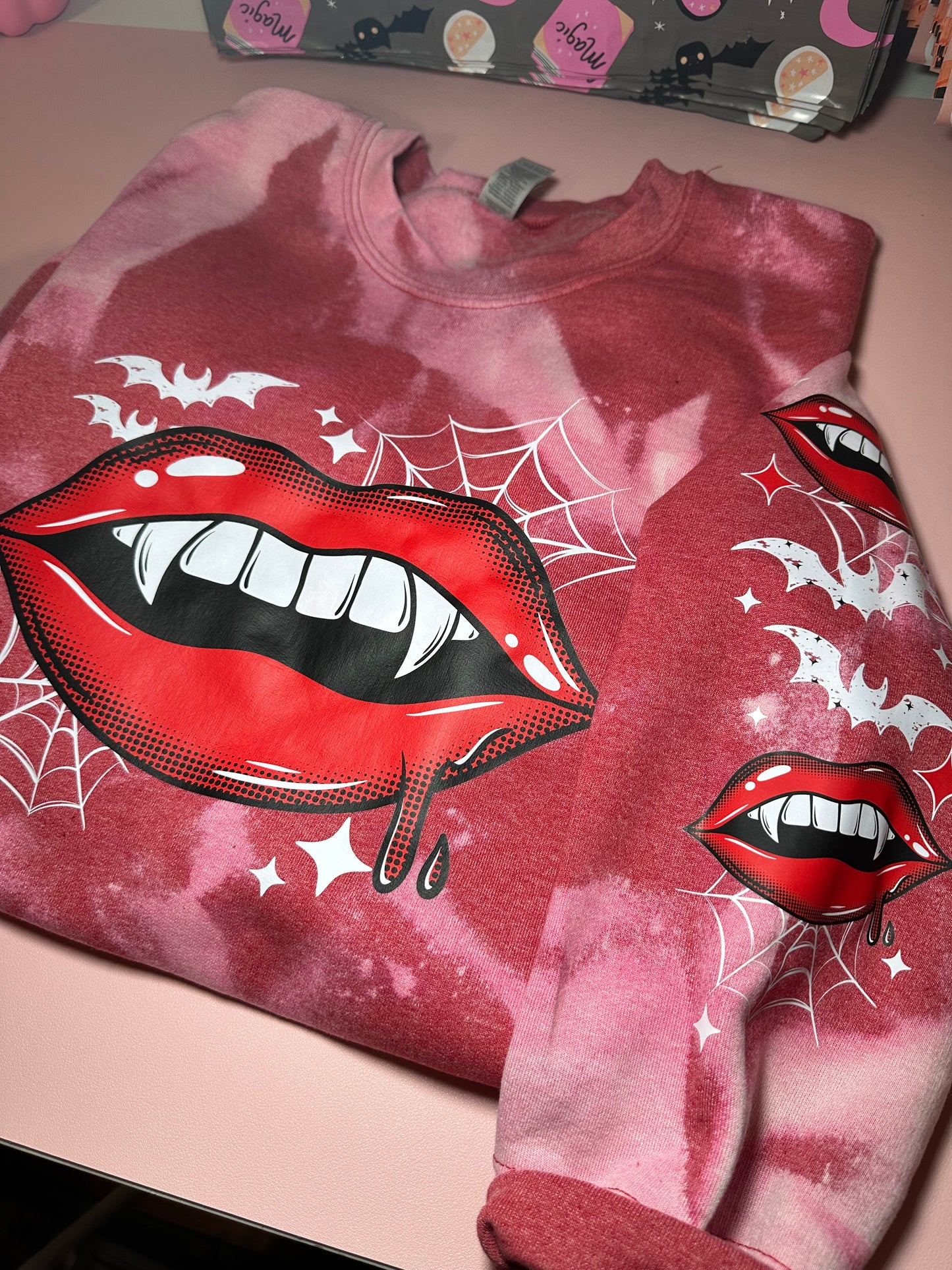 VAMP LIPS BLEACHED SWEATER