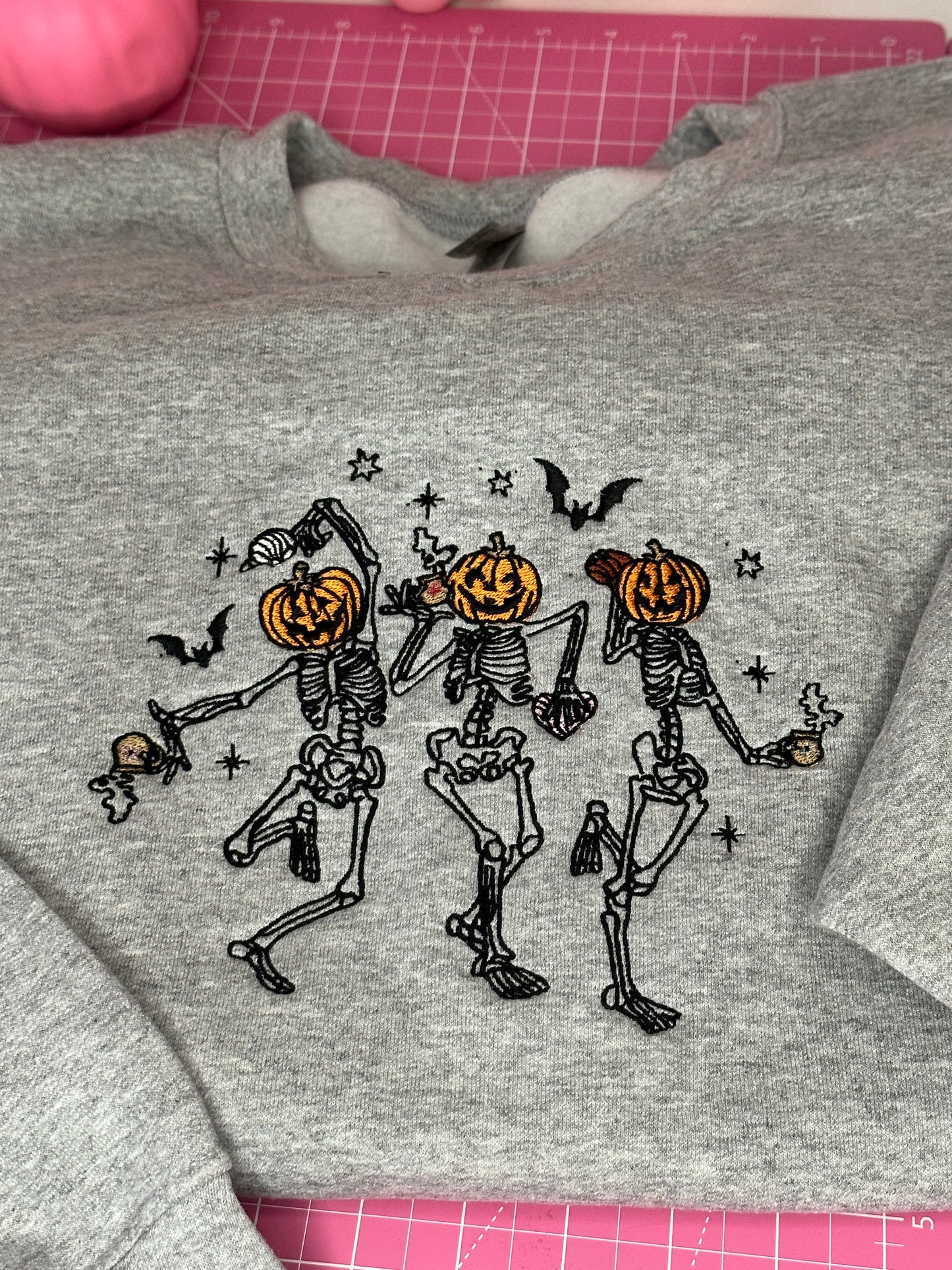 CAFECITO Y PAN SKELLIES EMBROIDERED SWEATSHIRT